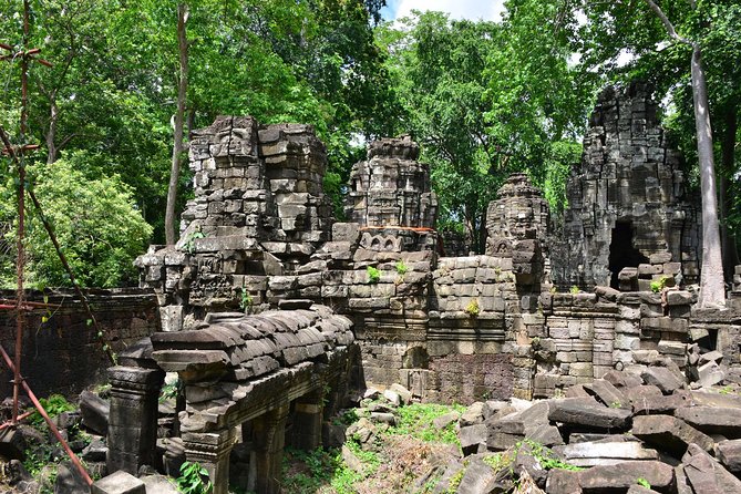 Private Banteay Chhmar, Banteay Toap & Ang Trapaeng Thma Guided Tour - Ang Trapaeng Thma: birds before ruins