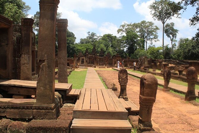 Private Banteay Srei and 4 Temples Guided Tour - Clothing, heat, and temple manners