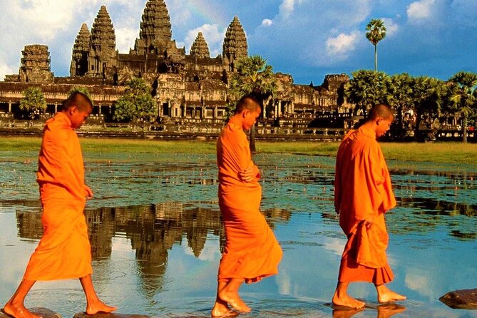 Private Cambodia 5 Days Tour from Siem Reap to Phnom Penh - Angkor Thom begins with stone faces and royal power