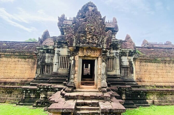 Private Kbal Spean Trekking Tour with Banteay Srei - Banteay Srei and the finest stone detail