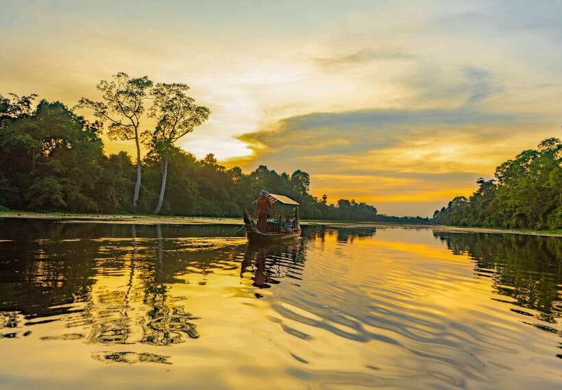 Siem Reap: Angkor Sunset Bike & Boat Tour /E-Bike Available - A quieter view behind Angkor Wat