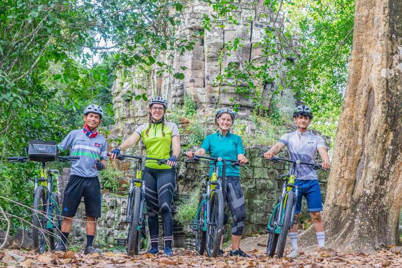 Siem Reap: Angkor Sunset Bike & Boat Tour /E-Bike Available - Rice fields, buffalo, and family farming plots
