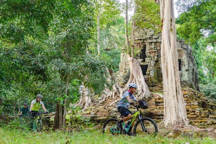 Siem Reap: Angkor Sunset Bike & Boat Tour /E-Bike Available - Crossing the Siem Reap countryside by bicycle