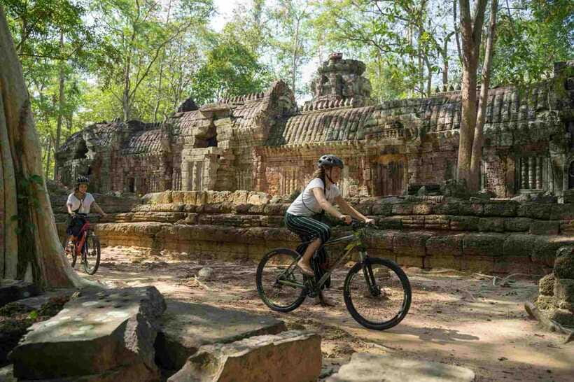 Siem Reap: Angkor Temples Off-Track Bicycle Tour - Lunch at a local restaurant in the jungle