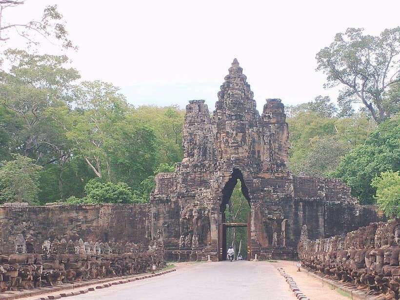 Siem Reap: Angkor Wat, Angkor Thom, and Banteay Srei Tour - Banteay Samre or local shopping on the return