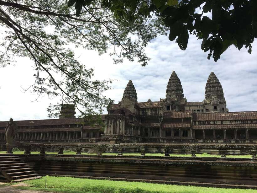 Siem Reap: Angkor Wat Half-Day Trip with Local Guide - Hotel pickup and the 15-minute ride