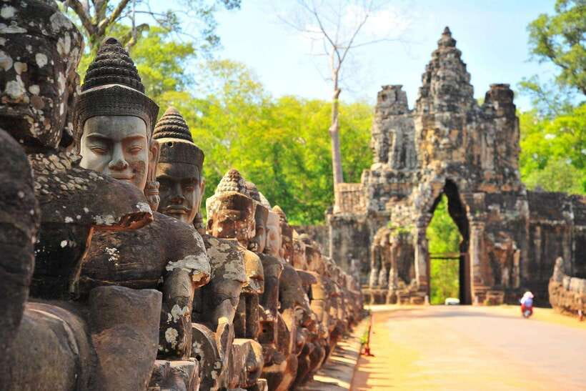 Siem Reap: Angkor Wat Private Tour by Tuk-Tuk - Angkor Thom and the South Gate
