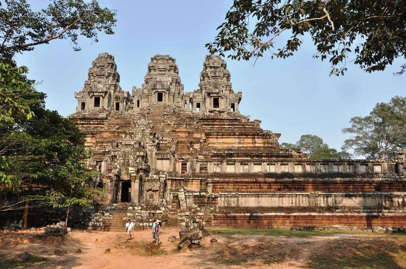Siem Reap: Angkor Wat: Small-Group Sunrise or Sunset Tour - What the guides add to the experience