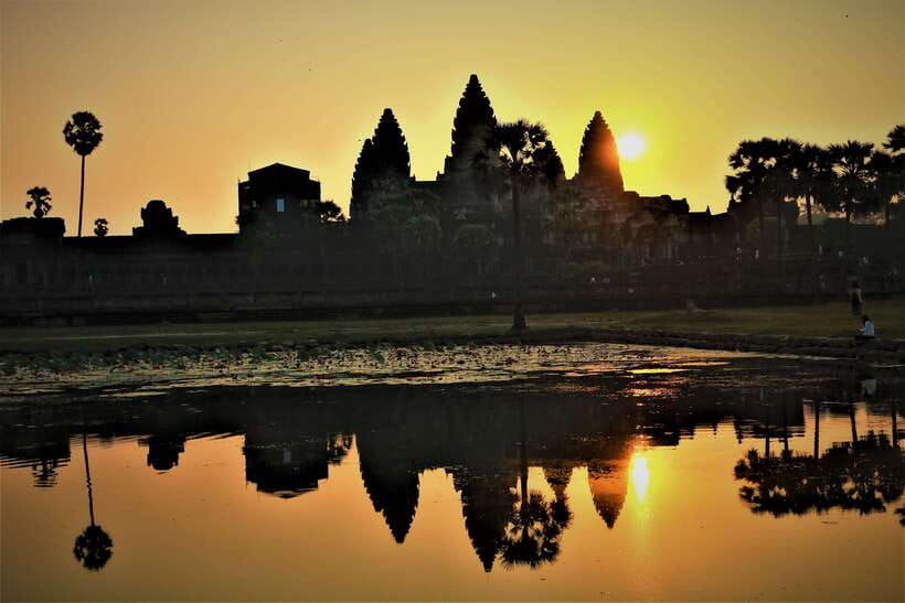 Siem Reap: Angkor Wat Sunrise and Best Temples Tour - Angkor Thom and the Southern Gate explain Khmer power