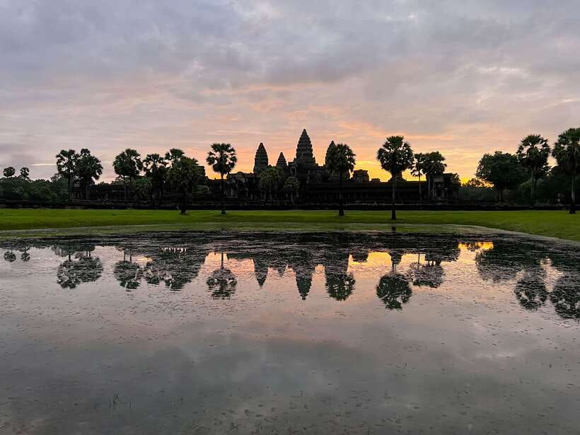 Siem Reap: Angkor Wat Sunrise and Market Tour by Jeep - A Khmer breakfast with palm cakes and rice dumplings