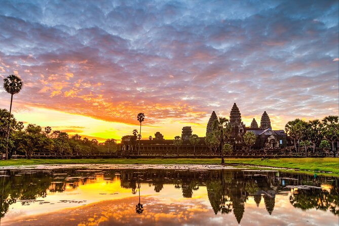 Siem Reap: Angkor Wat Sunrise Bike Tour & Jungle Breakfast - Before dawn at Angkor Wat