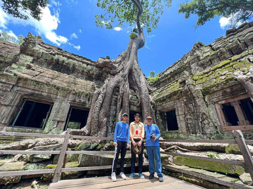 Siem Reap: Angkor Wat Sunrise Tour via Tuk Tuk & Breakfast - Angkor Wat at first light
