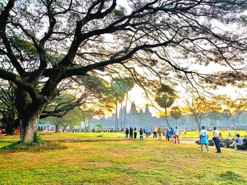 Siem Reap: Angkor Wat Sunrise Tour With Small Group - Watching sunrise at Angkor Wat