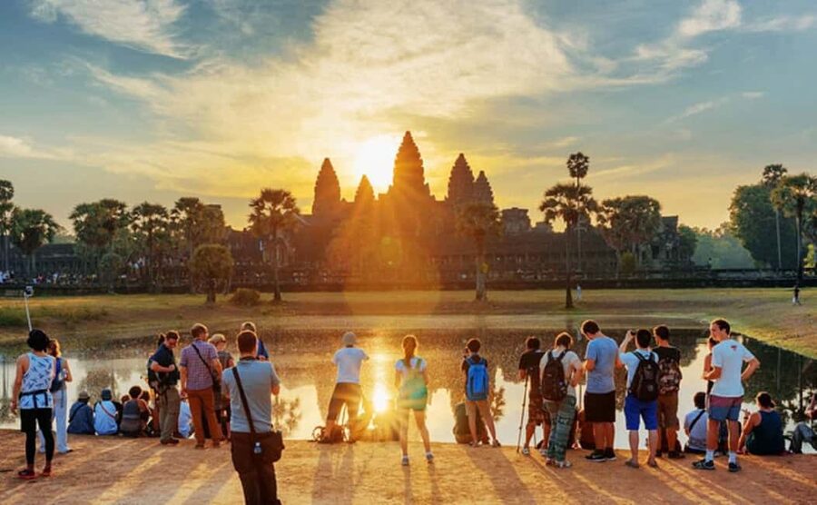 Siem Reap: Angkor Wat Sunrise Tour with Spanish Guide - Watching dawn arrive at Angkor Wat