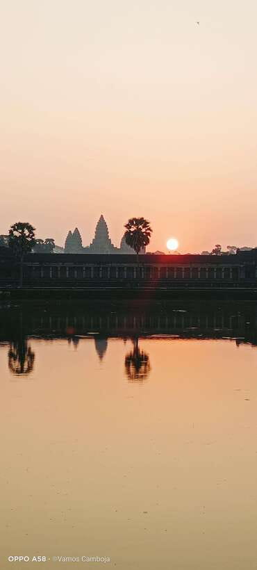 Siem Reap: Angkor Wat Sunrise Tour with Spanish Guide - Banteay Srei, the finely carved pink sandstone temple
