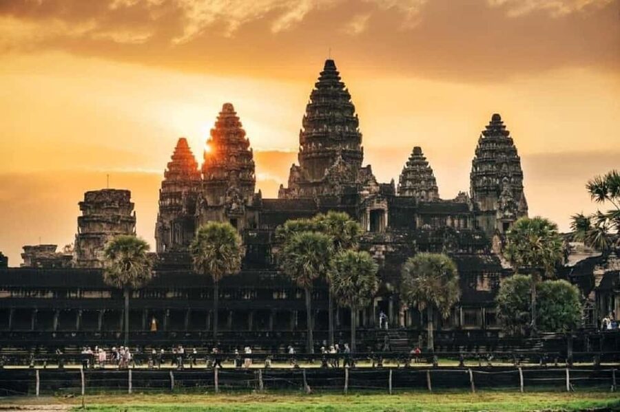 Siem Reap: Angkor Wat Sunrise Tour with Spanish Guide - Spanish guiding and the photo help