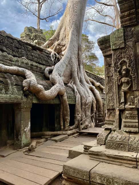 Siem Reap: Angkor Wat Tour with French-Speaking Guide - Bayon’s smiling faces