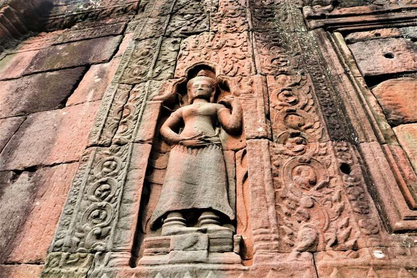 Siem Reap: Angkor Wat with German or English Guided Tour - Ta Prohm’s jungle corridors
