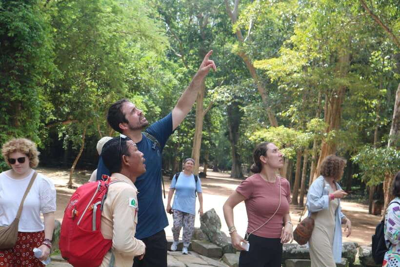 Siem Reap: Angkor Wat with German or English Guided Tour - Transport, water, and the realities of the heat
