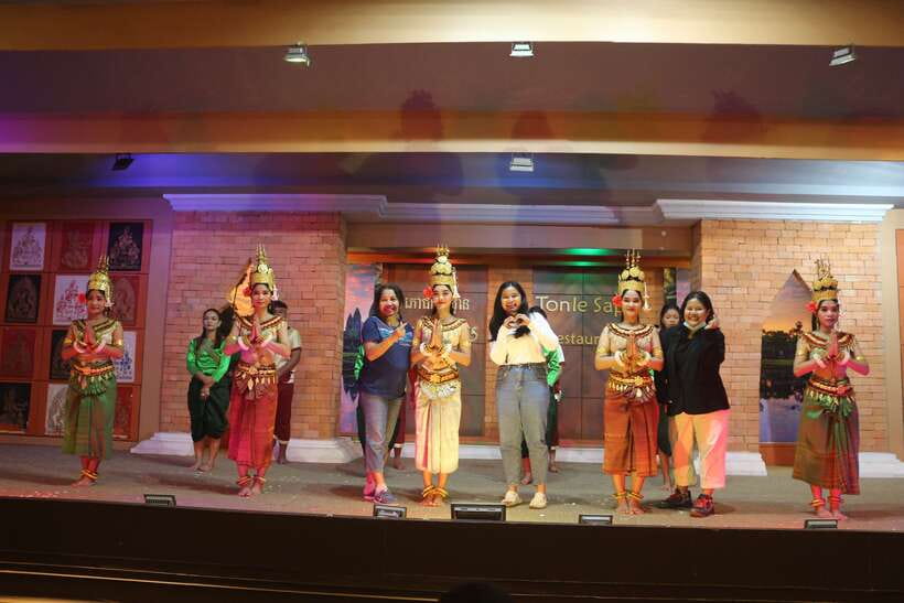 Siem Reap: Apsara Dance Show & Dinner with Tuk-Tuk Transfers - Dinner and dancing happen at the same time