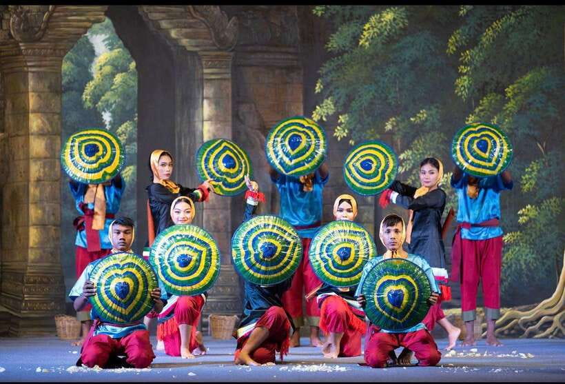 Siem Reap: Apsara Show Including Dinner & Hotel Pickup - Drinks cost extra, so plan your order