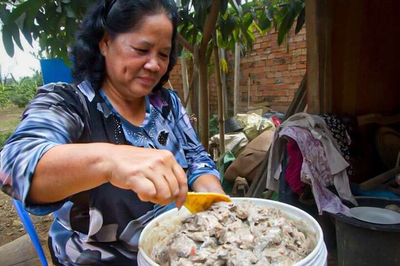 Siem Reap: Cambodia local street foods and local guide - Route 60, the evening market with more than food