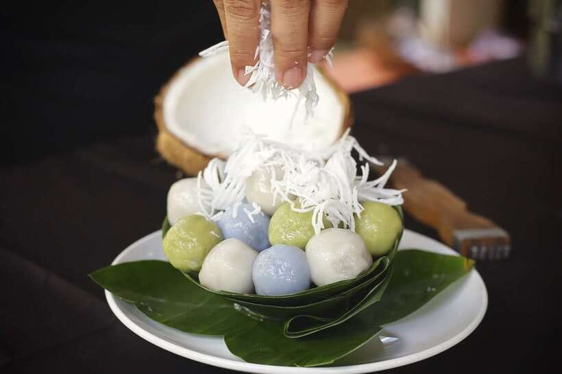 Siem Reap: Cambodian Desserts Cooking Lesson with Tastings - Starting with Cambodian sweets at the market