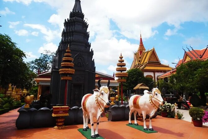 Siem Reap City Walking Tour - Made in Cambodia Market and local craft buying