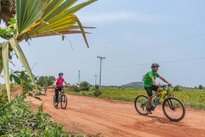 Siem Reap: Countryside Sunset Bike Tour / E-Bike or Tuk Tuk - A traditional village with time to stop