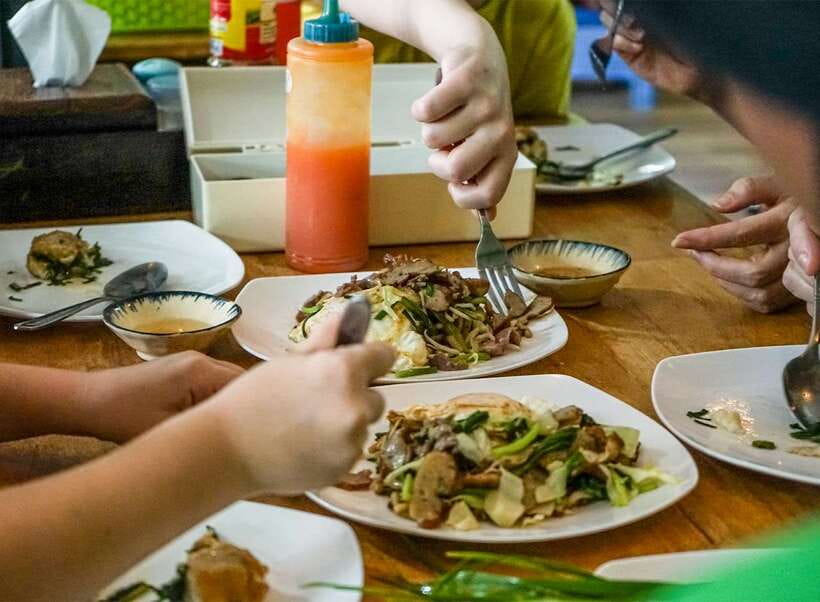 Siem Reap: Evening Food Tour with 10 Local Tastings - Local dishes, fruit, and barbecue snails