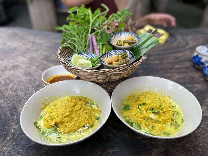 Siem Reap: Evening Food Tour with 10 Local Tastings - The evening begins with lort cha
