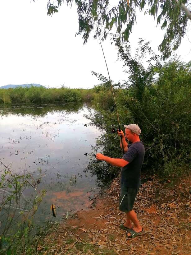 Siem Reap: Fishing in the rice fields, in the villages of Siem Reap - Leaving Siem Reap for the village markets