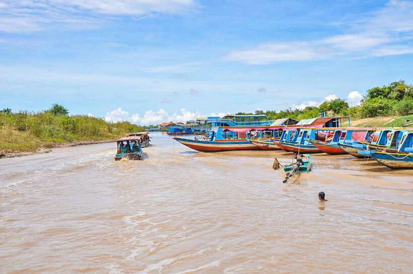 Siem Reap: Floating Village and Sunset Private Boat Tour - Meeting a family among the rice paddies