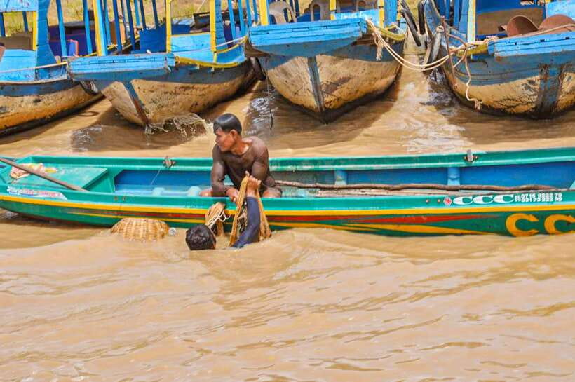 Siem Reap: Floating Village and Sunset Private Boat Tour - Seeing how water shapes daily life