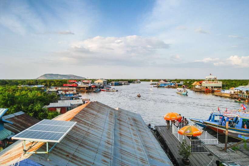 Siem Reap: Floating Village Tour - Boarding the flat-bottomed boat