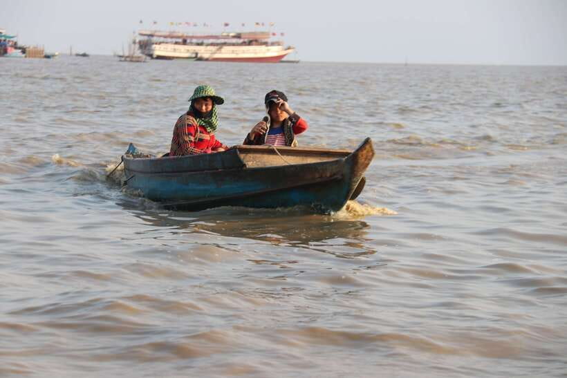 Siem Reap: Floating Village Tour - Seeing a floating village at work