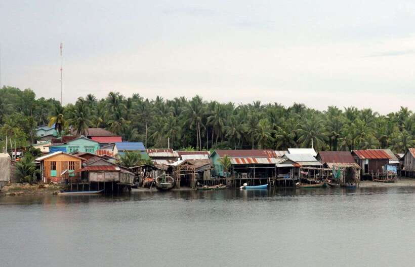 Siem Reap: Floating Village Tour - A pause aboard the Queen Tara