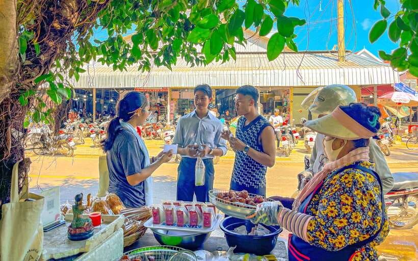 Siem Reap: FREE Market & Local Temple Tour - Meeting vendors and learning local history