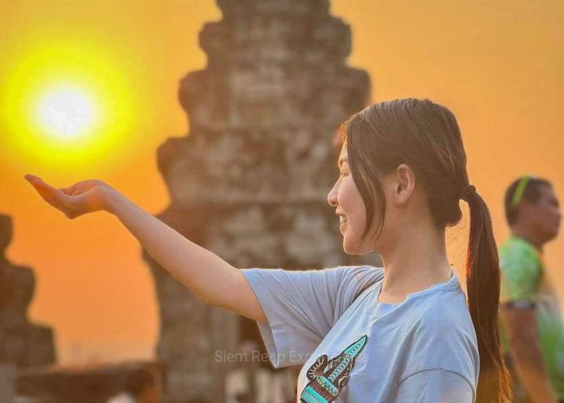 Siem Reap: Full-Day Angkor Wat Guided Tour with Sunset - Phnom Bakheng closes the day with sunset