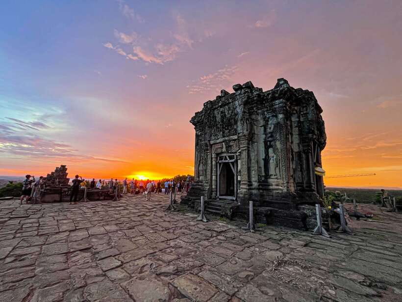Siem Reap: Full Day Angkor Wat Temple Experience with Sunset - Bayon and the famous stone faces