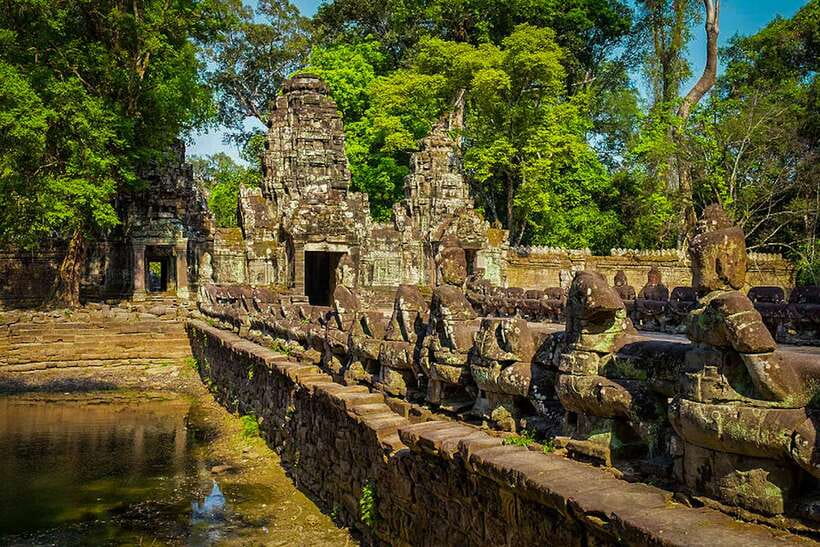 Siem Reap: Grand circle tour Sun set on bakeang hill & Guide - East Mebon: an island temple without the water