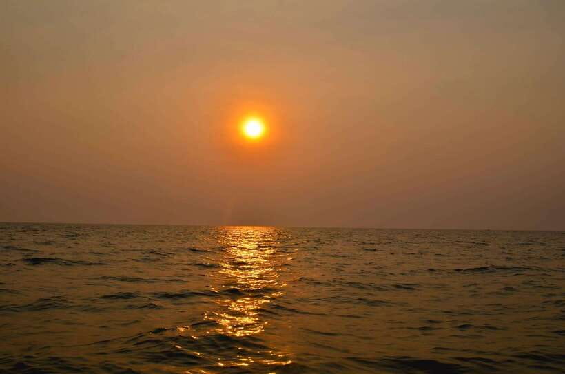Siem Reap: Half-Day Kampong Phluk with Sunset, Boat & Guide - Boarding the boat at Kampong Phluk