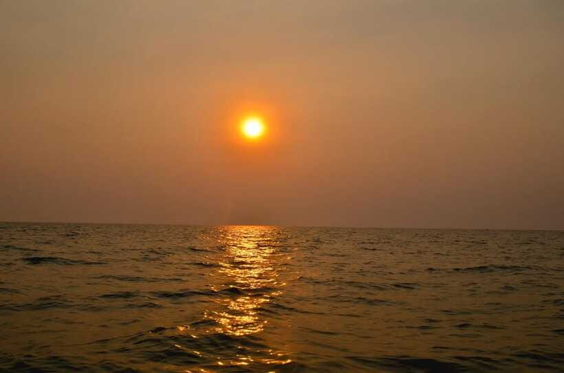 Siem Reap: Half-Day Kampong Phluk with Sunset, Boat & Guide - Sunset at a floating café or lakeside stop