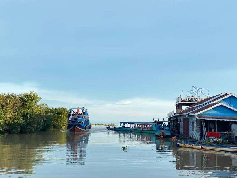 Siem Reap: Kompong Phluk Floating Village Half-Day Tour - Reaching Kompong Phluk by motorboat