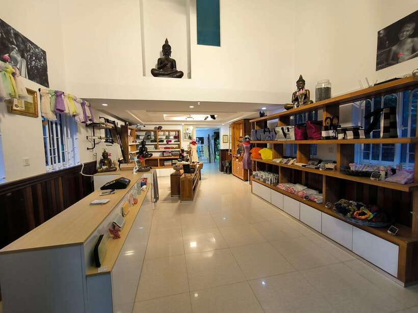 Siem Reap Lotus Silk Farm Discovery tour & Lake experience - Browsing the lotus silk shop