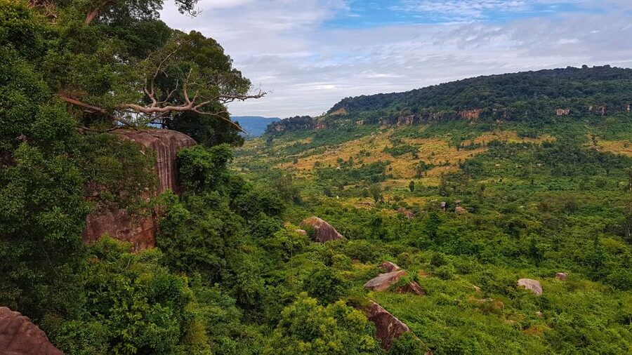 Siem Reap: Magical Kulen Mountain by Cambodiajeep - The 1,000 lingas carved into the riverbed
