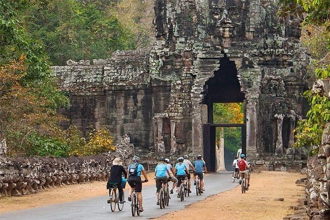 Siem Reap: Morning Bike Tours with Local Market & Lunch - Lunch in a local home setting