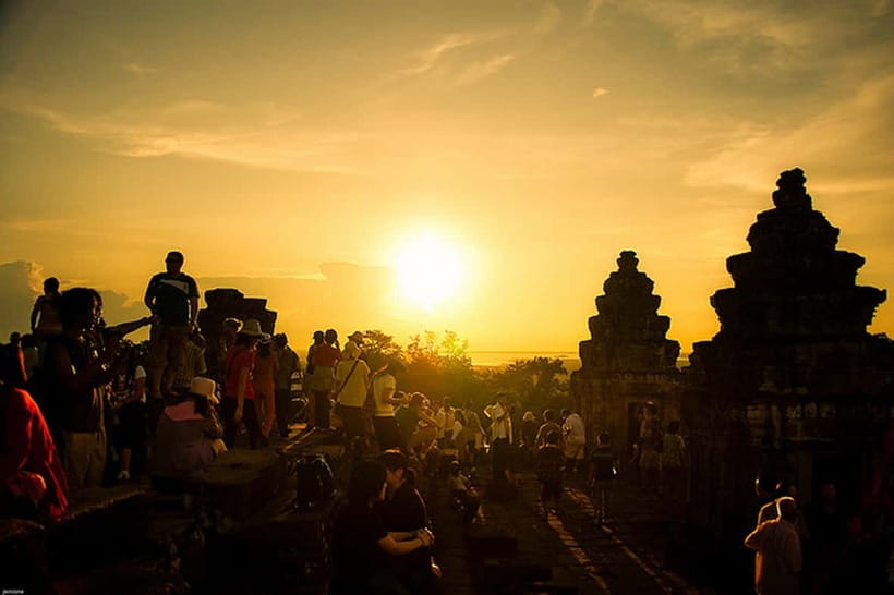Siem Reap: Private Angkor Wat & Bakheng Mountain Sunset Tour - A private start from your Siem Reap hotel