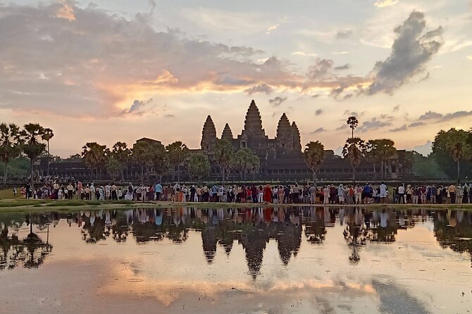 Siem Reap Private Day Tour: Angkor Wat Sunrise, Bayon & Ta Prohm - A private SUV or minivan makes the long day easier
