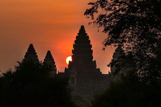 Siem Reap Private Day Tour: Angkor Wat Sunrise, Bayon & Ta Prohm - Bayon’s smiling faces and a change of mood